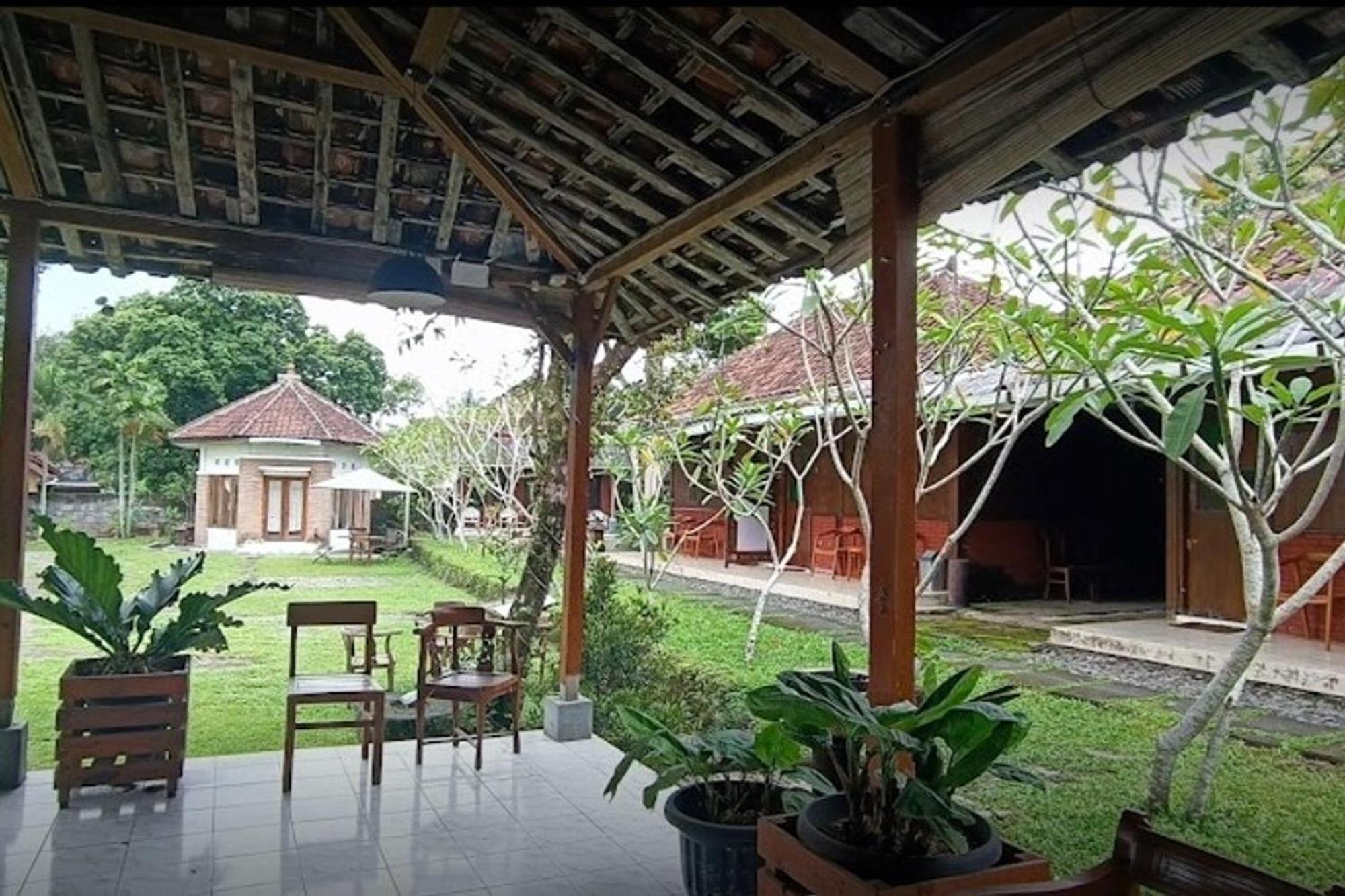 Carla Garden Hotel Yogyakarta Exterior photo